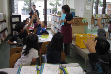 図書館見学（永久津小）1