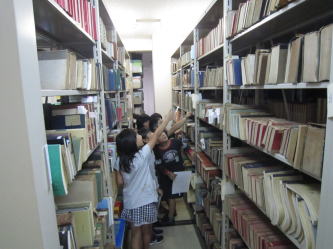 図書館見学（永久津小）2