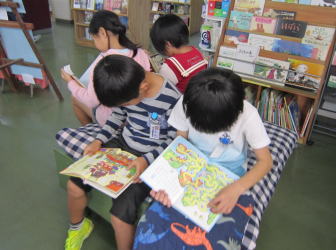 図書館見学（小林小）2