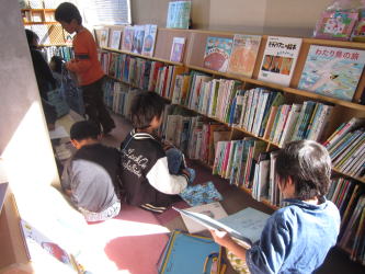 図書館見学（野尻小）2