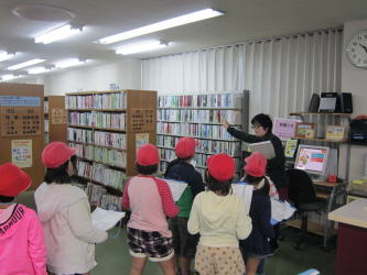 図書館見学（紙屋小）1