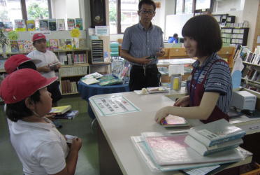 図書館見学（西小林小）2