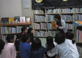 図書館見学（永久津小）2