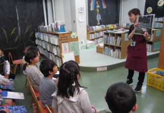 図書館見学（紙屋小）1