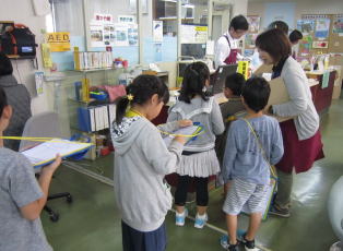 図書館見学（紙屋小）3