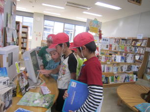 図書館見学（栗須小）3