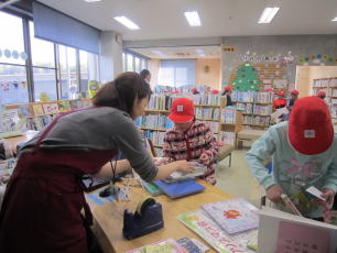 図書館見学（栗須小）4