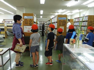 図書館見学（小林小）1