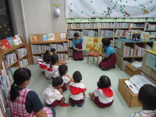 図書館見学（育英幼稚園）2