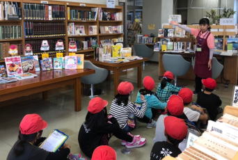 図書館見学（紙屋小）1