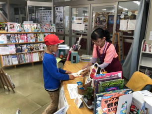 図書館見学（紙屋小）2