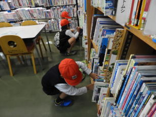 図書館見学（須木小）2