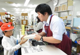 図書館見学（須木小）3