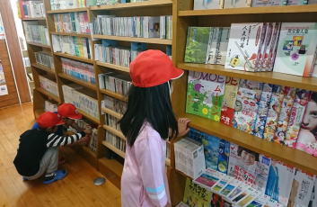 図書館見学（須木小）2