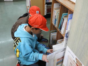 図書館見学（永久津小）2