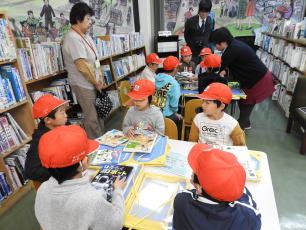 図書館見学（永久津小）3