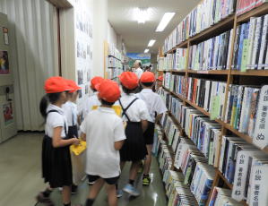 図書館見学（南小）2