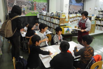 図書館見学（永久津小）1