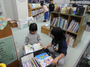 図書館見学（永久津小）3