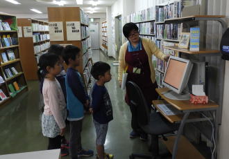 図書館見学（幸ヶ丘小）2