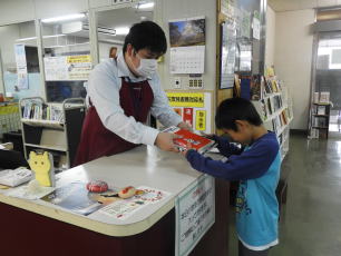 図書館見学（幸ヶ丘小）3