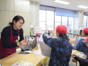 図書館見学（紙屋小）3