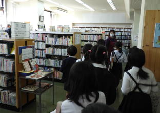 図書館見学（細野小）1