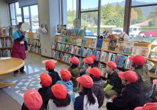 図書館見学（栗須小）2