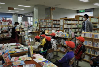 図書館見学（紙屋小）1