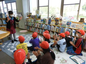 図書館見学（紙屋小）3