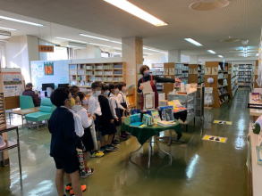 図書館見学（細野小）1