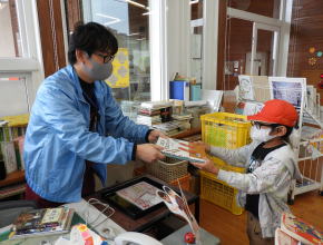 図書館見学（須木小）1