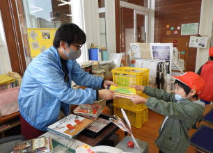 図書館見学（須木小）2