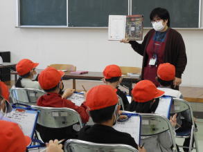 図書館見学（小林小）1