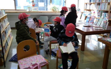 図書館見学（紙屋小）1