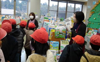 図書館見学（野尻小）2