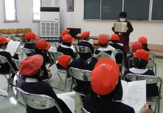 図書館見学（西小林小）2