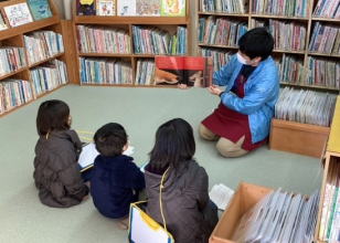 図書館見学（幸ヶ丘小）2