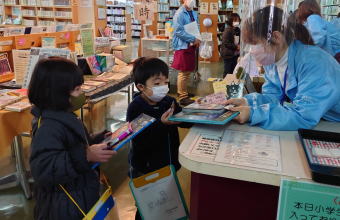 図書館見学（幸ヶ丘小）4