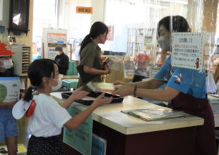 図書館見学（永久津小）3