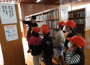 図書館見学（須木小）2