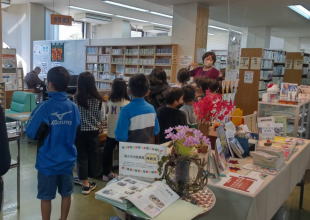 図書館見学（小林小）2