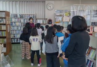 図書館見学（小林小）3