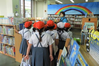 図書館見学（細野小）1