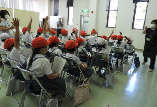 図書館見学（細野小）2