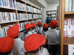図書館見学（南小）1