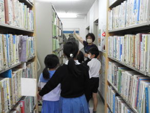 図書館見学（西小林小）2