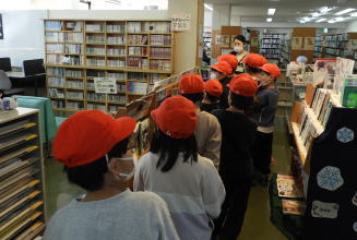 図書館見学（小林小）2