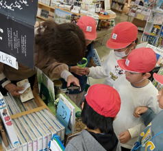 図書館見学（紙屋小）2