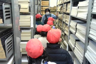 図書館見学（永久津小）2
